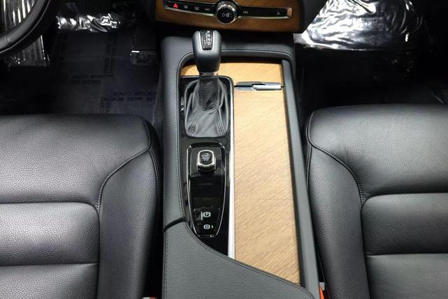 Photo of 2022 Crystal White Metallic Volvo XC90