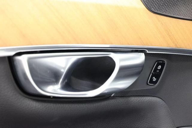 Photo of 2022 Crystal White Metallic Volvo XC90
