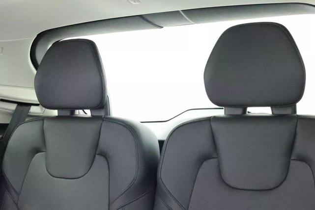 Photo of 2022 Crystal White Metallic Volvo XC90