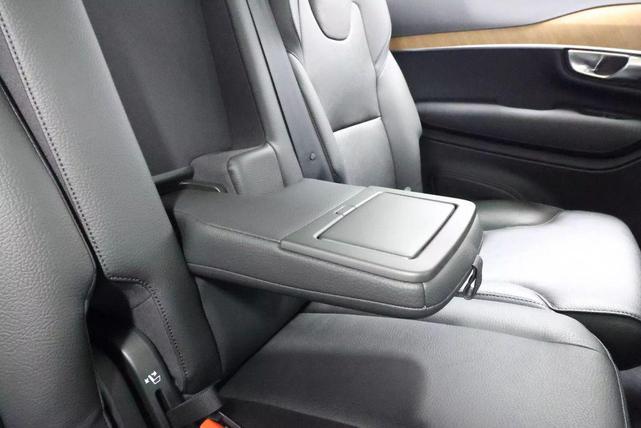 Photo of 2022 Crystal White Metallic Volvo XC90
