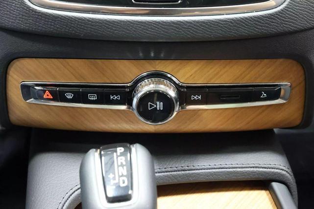 Photo of 2022 Crystal White Metallic Volvo XC90