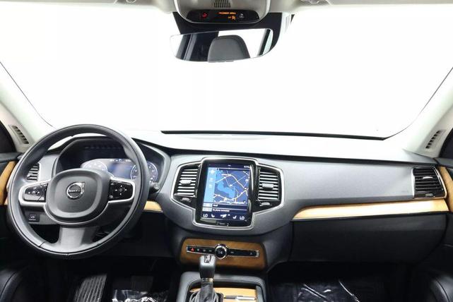 Photo of 2022 Crystal White Metallic Volvo XC90