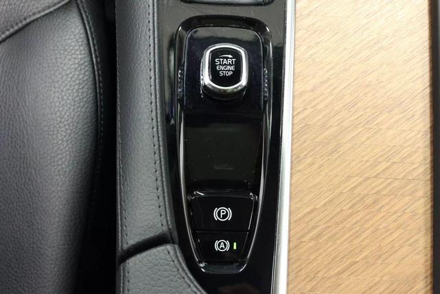 Photo of 2022 Crystal White Metallic Volvo XC90