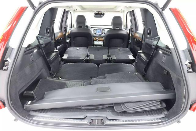 Photo of 2022 Crystal White Metallic Volvo XC90