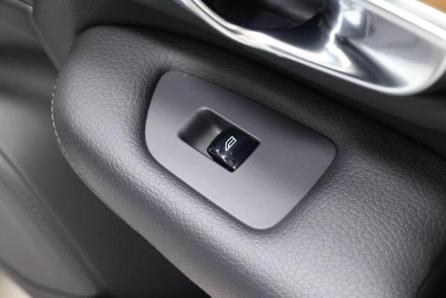 Photo of 2022 Crystal White Metallic Volvo XC90