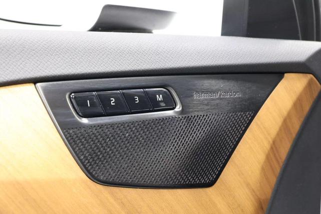 Photo of 2022 Crystal White Metallic Volvo XC90