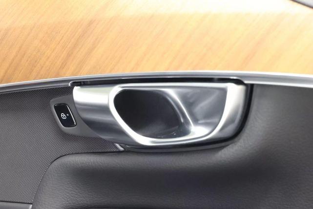 Photo of 2022 Crystal White Metallic Volvo XC90