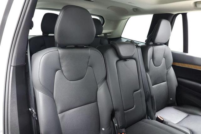 Photo of 2022 Crystal White Metallic Volvo XC90