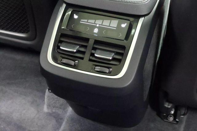 Photo of 2022 Crystal White Metallic Volvo XC90