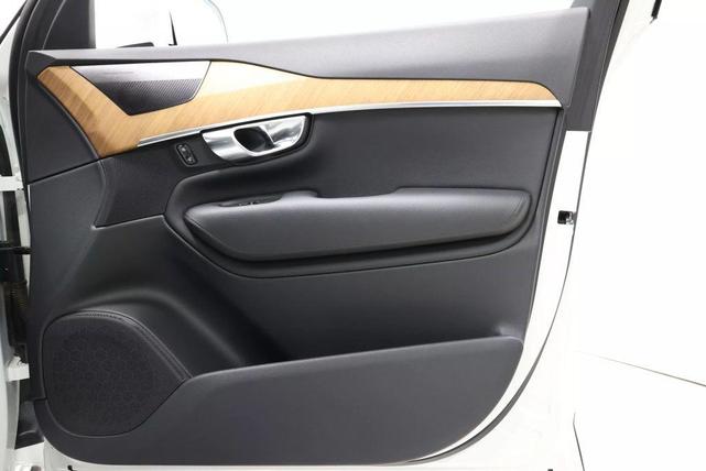 Photo of 2022 Crystal White Metallic Volvo XC90