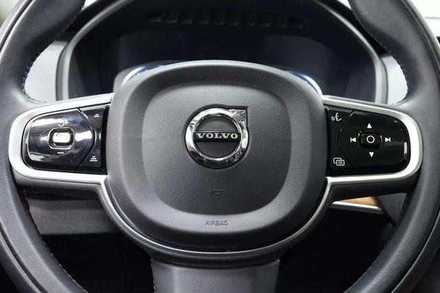 Photo of 2022 Crystal White Metallic Volvo XC90