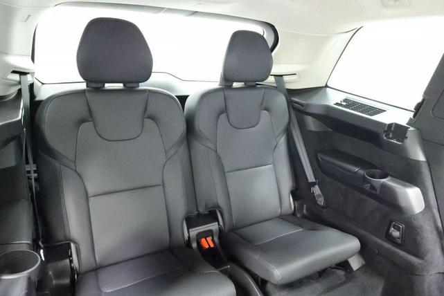 Photo of 2022 Crystal White Metallic Volvo XC90