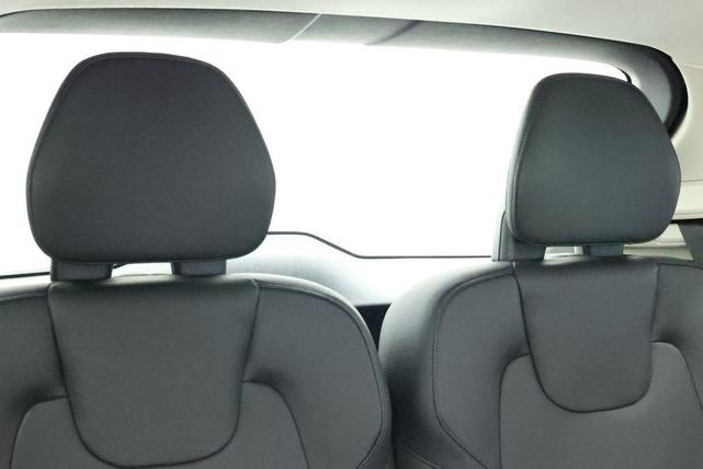 Photo of 2022 Crystal White Metallic Volvo XC90