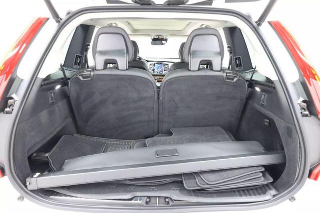Photo of 2022 Crystal White Metallic Volvo XC90