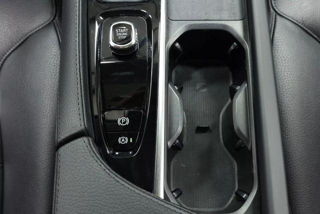 Photo of 2022 Crystal White Metallic Volvo XC90