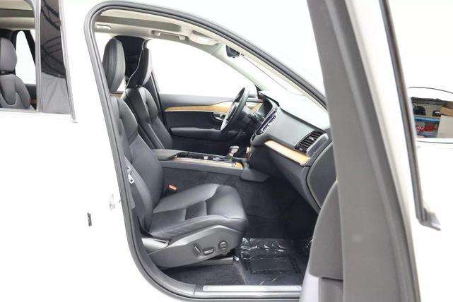 Photo of 2022 Crystal White Metallic Volvo XC90