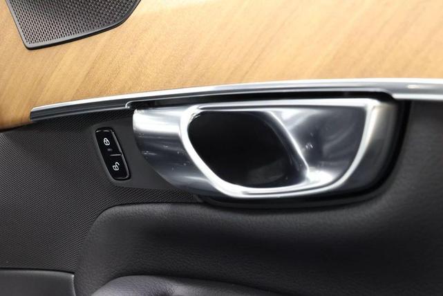 Photo of 2022 Crystal White Metallic Volvo XC90