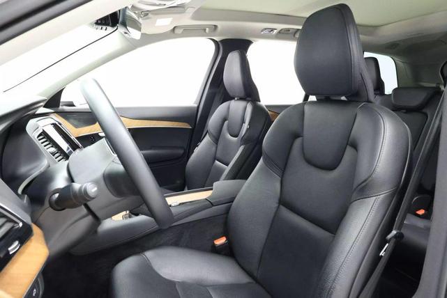 Photo of 2022 Crystal White Metallic Volvo XC90