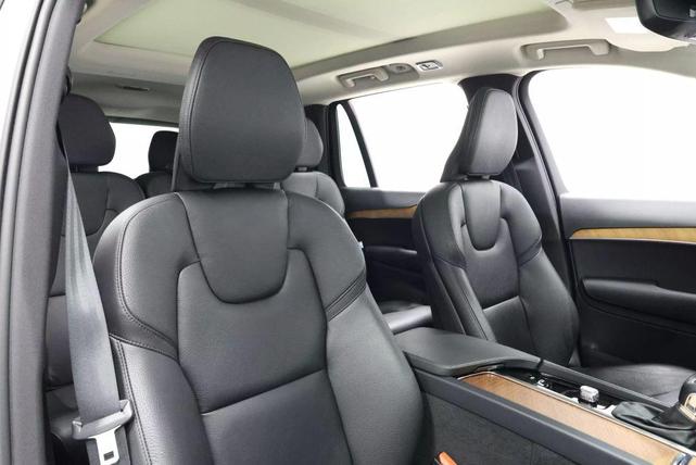 Photo of 2022 Crystal White Metallic Volvo XC90