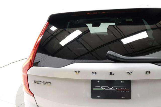 Photo of 2022 Crystal White Metallic Volvo XC90