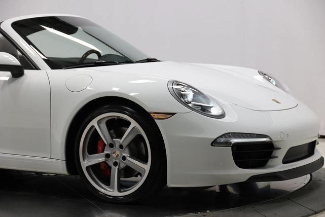 Photo of 2013 White Porsche 911