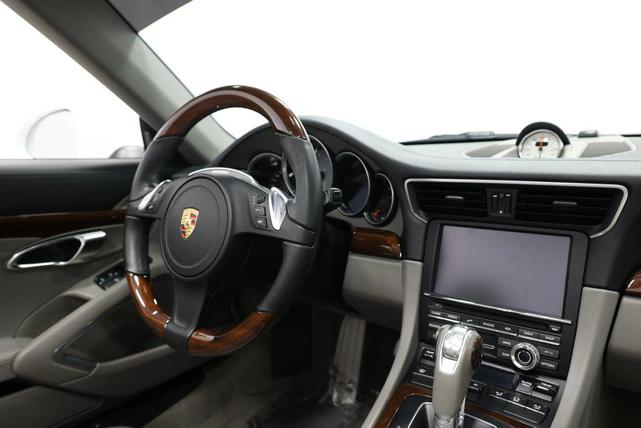 Photo of 2013 White Porsche 911