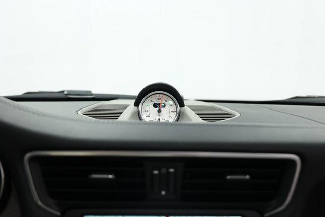 Photo of 2013 White Porsche 911