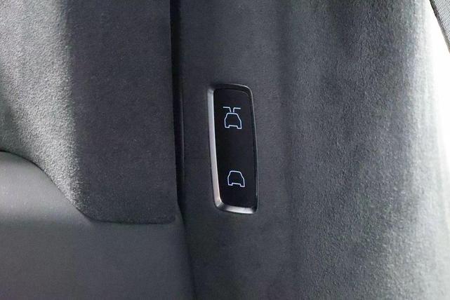 Photo of 2022 Pearl White Multi-Coat Tesla Model X