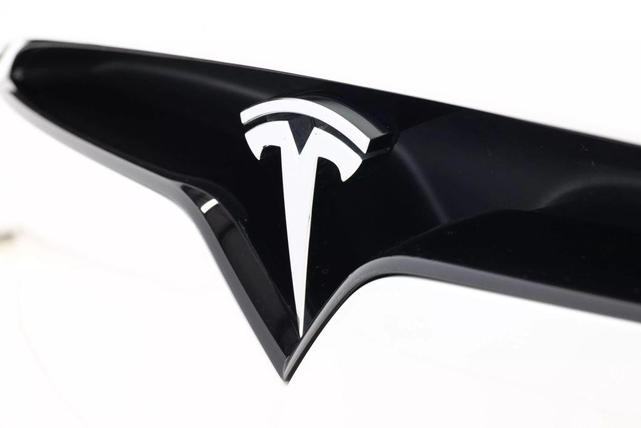 Photo of 2022 Pearl White Multi-Coat Tesla Model X
