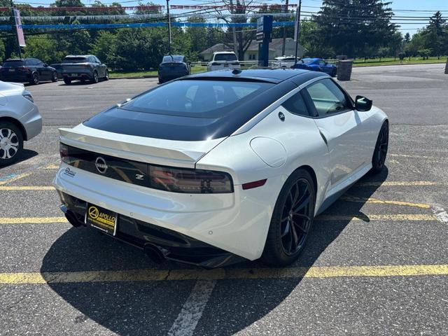 Photo of 2024 2t Wht Blk Roof Nissan Z