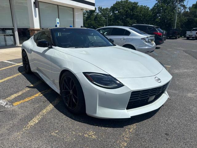 Photo of 2024 2t Wht Blk Roof Nissan Z