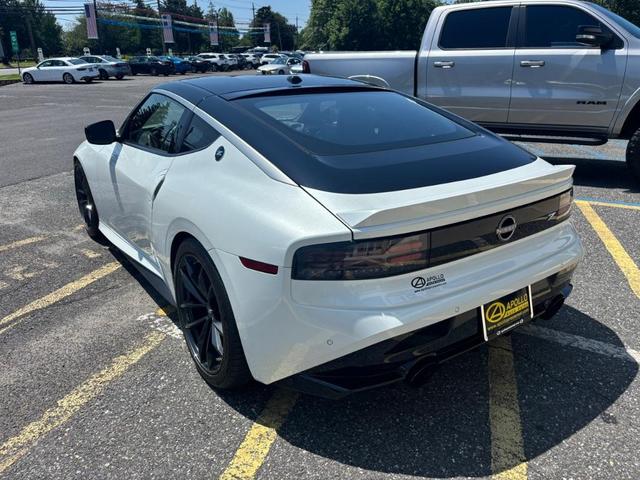 Photo of 2024 2t Wht Blk Roof Nissan Z