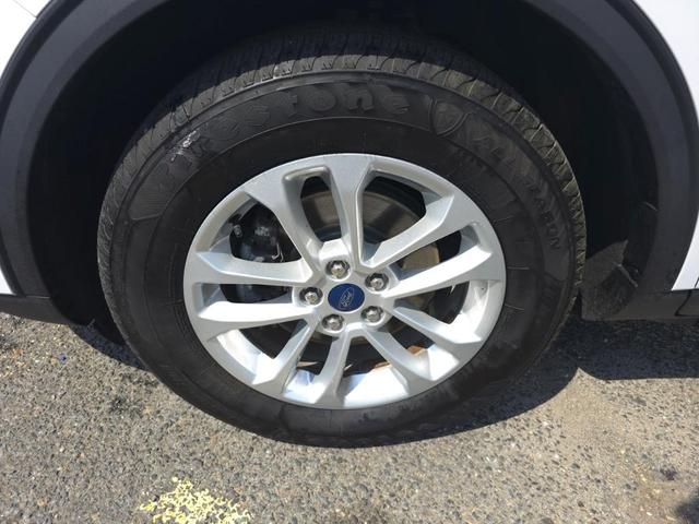 Photo of 2021 Oxford White Ford Escape