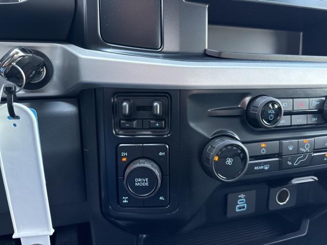Photo of 2025 Oxford White Ford F-350