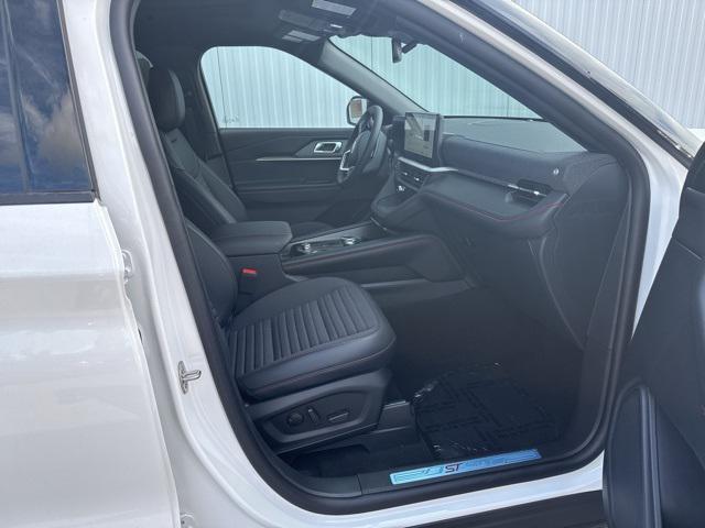 Photo of 2025 Star White Metallic Tri-Coat Ford Explorer