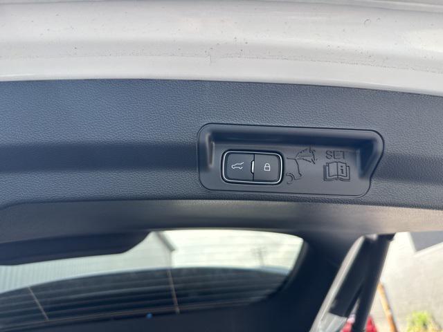 Photo of 2025 Star White Metallic Tri-Coat Ford Explorer