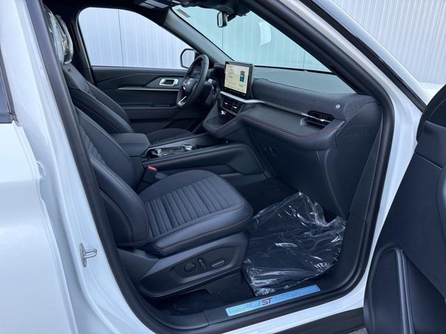Photo of 2025 Star White Metallic Tri-Coat Ford Explorer