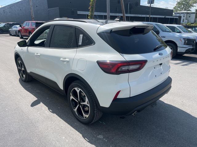 Photo of 2025 Star White Metallic Tri-Coat Ford Escape