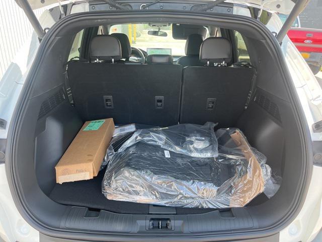 Photo of 2025 Star White Metallic Tri-Coat Ford Escape