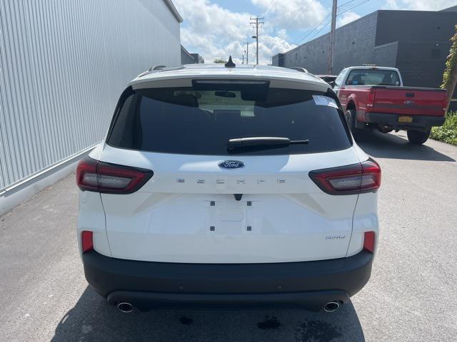 Photo of 2025 Star White Metallic Tri-Coat Ford Escape