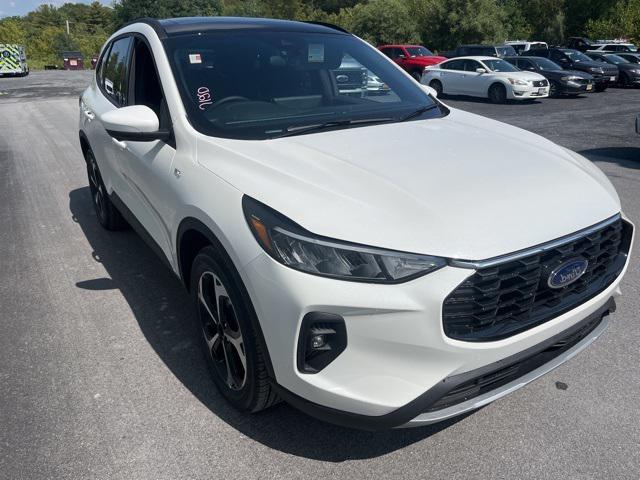 Photo of 2025 Star White Metallic Tri-Coat Ford Escape