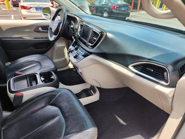 Photo of 2019 Gray Chrysler Pacifica