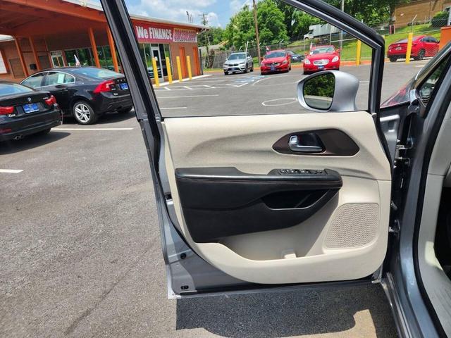 Photo of 2019 Gray Chrysler Pacifica