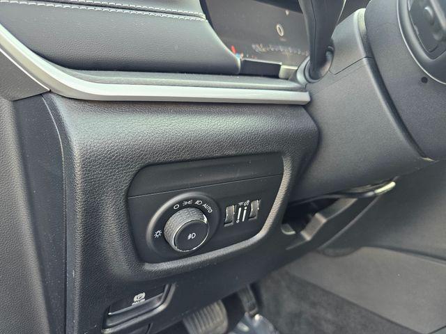 Photo of 2022 Diamond Black Crystal Pearlcoat Jeep Grand Cherokee L