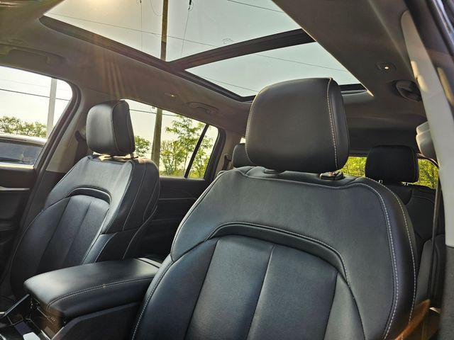 Photo of 2022 Diamond Black Crystal Pearlcoat Jeep Grand Cherokee L