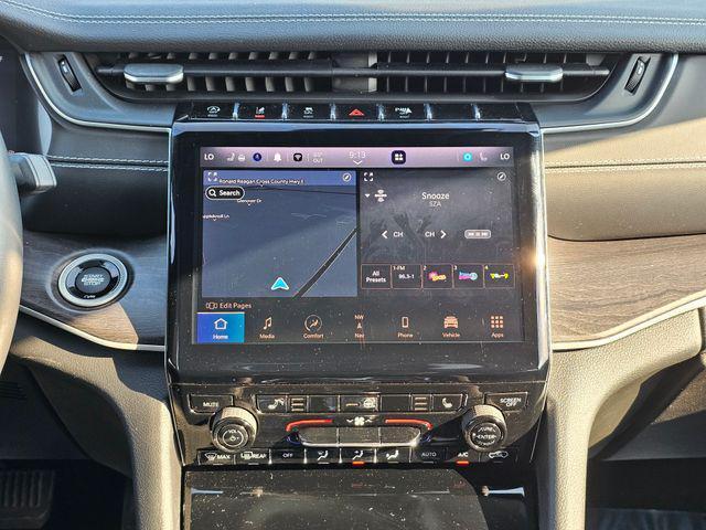 Photo of 2022 Diamond Black Crystal Pearlcoat Jeep Grand Cherokee L