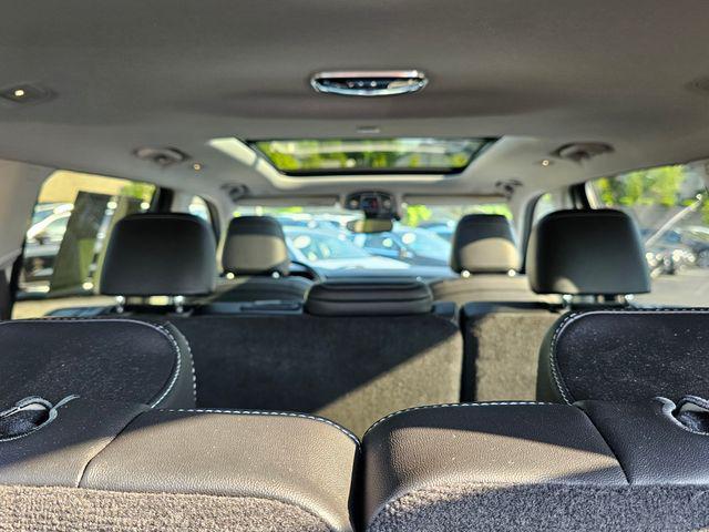 Photo of 2022 Diamond Black Crystal Pearlcoat Jeep Grand Cherokee L