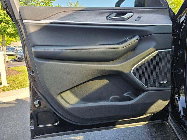 Photo of 2022 Diamond Black Crystal Pearlcoat Jeep Grand Cherokee L