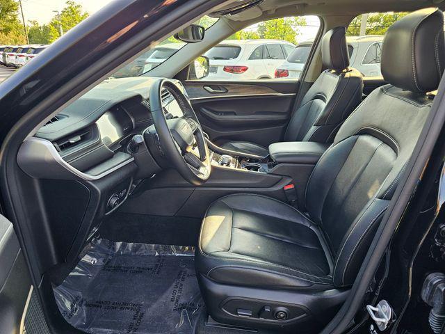 Photo of 2022 Diamond Black Crystal Pearlcoat Jeep Grand Cherokee L