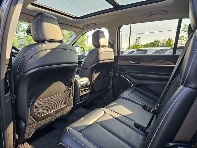 Photo of 2022 Diamond Black Crystal Pearlcoat Jeep Grand Cherokee L